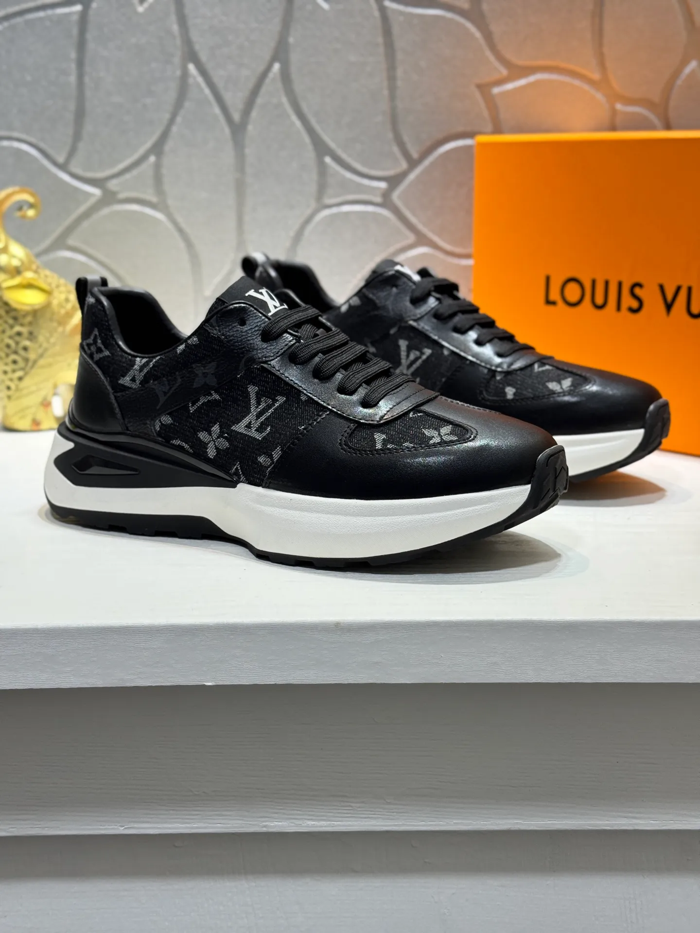 Men's shoes 💰440 [New style] 🐛🐛Top original Louis Vuitton®️ trendy and fashionable yet low-key men's casual shoes, LV cowhide leather upper with denim, comfortable and breathable, sheepskin lining, original rubber outsole, 2 colors available ~ a must-have for stylish men. Size: 38-44 (45 customized
